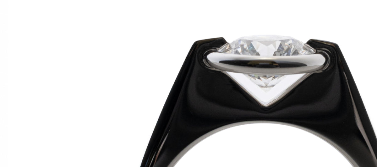 The 7207 ring in profile, showing the V-shaped shoulder and the diamond held in a single band of platinum